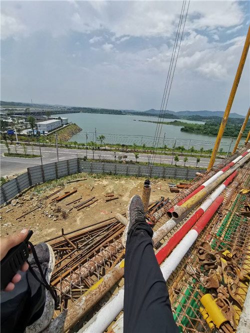 波密县作业中发生设备损坏或人员意外，责任怎么划分？